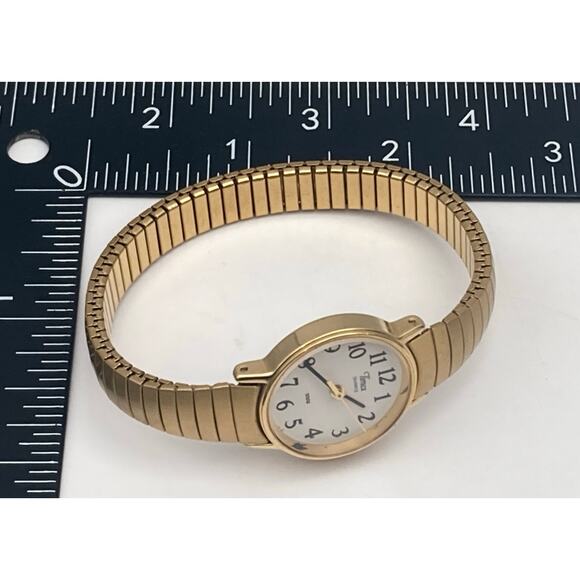 Classic Timex Women's Watch 23mm - Expandable Band - New Battery - WR - Picture 6 of 7